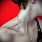 Фото тату молния на шее 23.01.23 №0008 - tatufoto.com