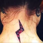 Фото тату молния на шее 23.01.23 №0009 - tatufoto.com