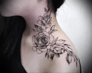 Фото тату: реалистичные розы на женской шее, выполненные в технике blackwork. Детализированный рисунок с листьями и бутонами.
