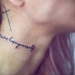 Фото тату: татуировка надписи 'never lose yourself' и небольшого крестика на шее девушки.