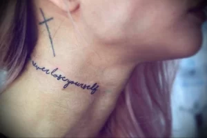 Фото тату: татуировка надписи 'never lose yourself' и небольшого крестика на шее девушки.