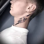 Фото тату на шее мужские 23.01.23 №0009 - tatufoto.com