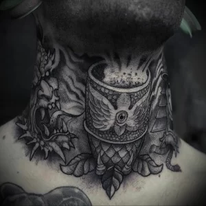 Фото тату: сложная татуировка на шее мужчины, выполненная в технике dotwork. Изображение чаши с птицей внутри, окруженное растительными элементами и геометрическими узорами.