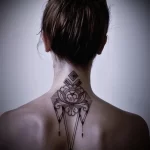 Фото тату на шее сзади 23.01.23 №0004 - tatufoto.com