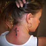 Фото тату на шее сзади 23.01.23 №0023 - tatufoto.com