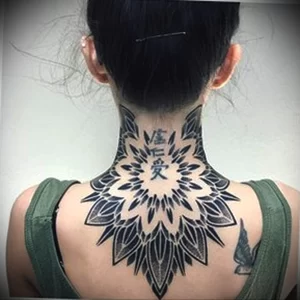 Фото тату на шее сзади 23.01.23 №0024 - tatufoto.com