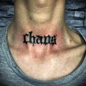 Фото татуировки: надпись 'chang' готическим шрифтом на шее мужчины. Черные чернила, дерзкий дизайн.