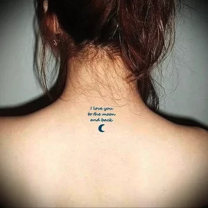 Фото татуировки: надпись 'I love you to the moon and back' и изображение луны на шее девушки. Цветные чернила, романтический дизайн.