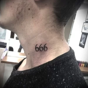 Фото татуировки числа '666' на шее мужчины. Черный цвет, простой шрифт, религиозный символ, идеи для тату.