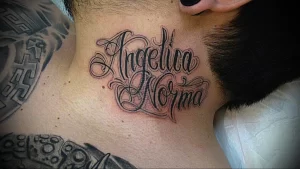 Фото татуировки имени 'Angelica Norma' на шее мужчины. Черный цвет, декоративный шрифт, имена близких, идеи для тату.