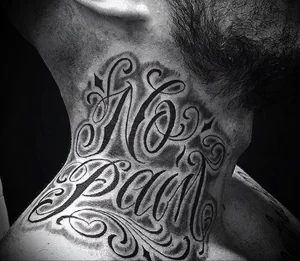 Черно-белое фото татуировки на шее с надписью «No Pain» в стиле Blackwork. Текст выполнен плотным черным цветом с декоративными элементами.