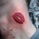 Фото тату поцелуй на шее 23.01.23 №0004 - tatufoto.com