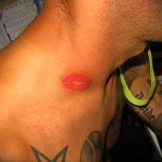 Фото тату поцелуй на шее 23.01.23 №0009 - tatufoto.com