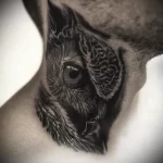 Фото тату сова на шее 23.01.23 №0002 - tatufoto.com