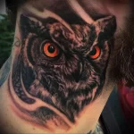 Фото тату сова на шее 23.01.23 №0007 - tatufoto.com