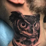 Фото тату сова на шее 23.01.23 №0009 - tatufoto.com