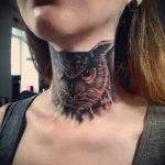 Фото тату сова на шее 23.01.23 №0010 - tatufoto.com