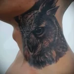 Фото тату сова на шее 23.01.23 №0012 - tatufoto.com