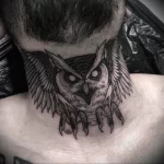 Фото тату сова на шее 23.01.23 №0013 - tatufoto.com