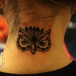 Фото тату сова на шее 23.01.23 №0022 - tatufoto.com
