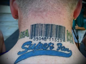 Фото тату: Цветной штрихкод с надписью 'SEA' и 'Super Fan' на затылке. Необычный и яркий рисунок татуировки.