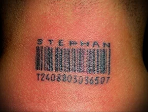 Фотография татуировки штрихкода с именем Stephan на шее. Черно-белая татуировка, выполненная в графическом стиле.
