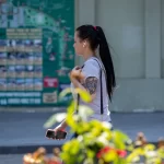 Фото татуировки на руке девушки, выполненной в темных тонах. Виден рисунок, напоминающий птицу или цветок. Идеальный эскиз тату для нежных и романтичных натур.