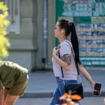 Фото татуировки на руке девушки, выполненной в темных тонах. Виден рисунок, напоминающий птицу или цветок. Идеальный эскиз тату для нежных и романтичных натур.