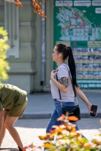 Фото татуировки на руке девушки, выполненной в темных тонах. Виден рисунок, напоминающий птицу или цветок. Идеальный эскиз тату для нежных и романтичных натур.