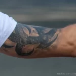Фрагмент татуировки с цифрами и узором на правой руке мужчины 5