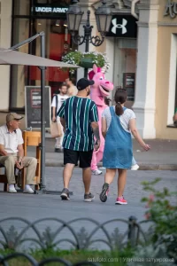 Фото тату на руке мужчины, выполненное в черном цвете. Изображение состоит из нескольких элементов и выглядит очень стильно.