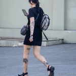 Хендпоук татуировки с паутиной, наручниками и черной пантерой на теле молодой девушки 2