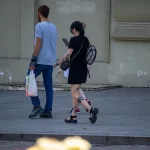 Хендпоук татуировки с паутиной, наручниками и черной пантерой на теле молодой девушки 9