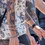 татуировка колючая проволока и розы на правой руке парня 12