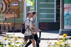 Фотография татуировок на руках: руки мужчины украшены японскими татуировками с изображением гейш и драконов.