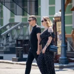 Фото тату на руке женщины: небольшая татуировка с изображением планет и звезд в черном цвете. Идеи для минималистичных татуировок.
