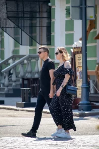 Фото тату на руке женщины: небольшая татуировка с изображением планет и звезд в черном цвете. Идеи для минималистичных татуировок.