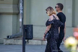 татуировка с планетами и змеями на левой руке девушки 11