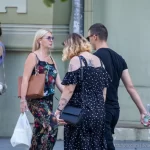 татуировка с планетами и змеями на левой руке девушки 14