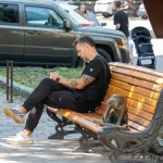 Фото татуировки на руке мужчины: детализированный рисунок в черных тонах, покрывающий большую часть предплечья. Идеальный выбор для тех, кто ценит сложные и выразительные татуировки.