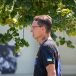 Фото тату на шее мужчины: небольшой, но выразительный рисунок в черных тонах. Идеальный эскиз тату для тех, кто ценит минимализм и скрытый смысл.