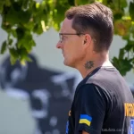 Фото тату на шее мужчины: небольшой, но выразительный рисунок в черных тонах. Идеальный эскиз тату для тех, кто ценит минимализм и скрытый смысл.