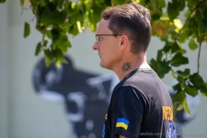 Фото тату на шее мужчины: небольшой, но выразительный рисунок в черных тонах. Идеальный эскиз тату для тех, кто ценит минимализм и скрытый смысл.