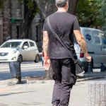 Фото тату: Мужчина с татуировками на предплечьях, демонстрирующий брутальный стиль и разнообразные рисунки.