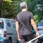 Фото тату: Мужчина с татуировками на предплечьях, включающими надписи, символы и рисунки в реалистичном стиле.