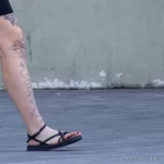 татуировки с цветами и мандалой и на колени на правой ноге девушки 3
