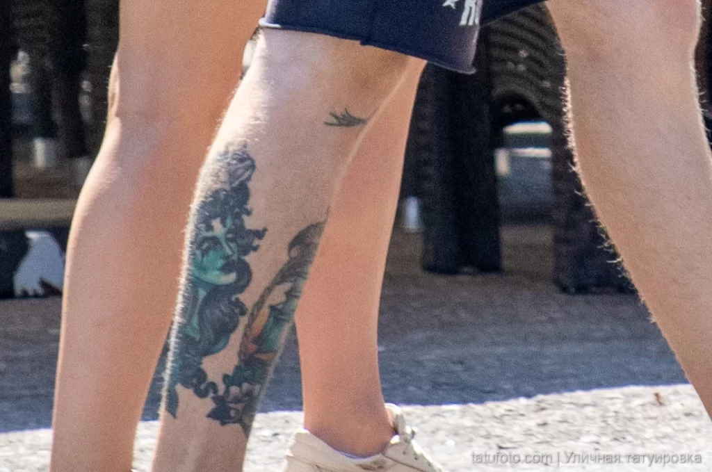 цветная татуировка с медузой горгоной внизу левой ноги парня 2