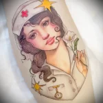 Белоснежный рисунок татуировки с медсестрой на руке - tatufoto.com 110223 - 002