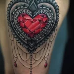Большая татуировка на левом бедре девушки с рубиновым сердцем - tatufoto.com 10022023 - 002