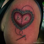 Большая татуировка на левом плече с сердцем инициалами и ниткой продетой в иголку - tatufoto.com 10022023 - 003